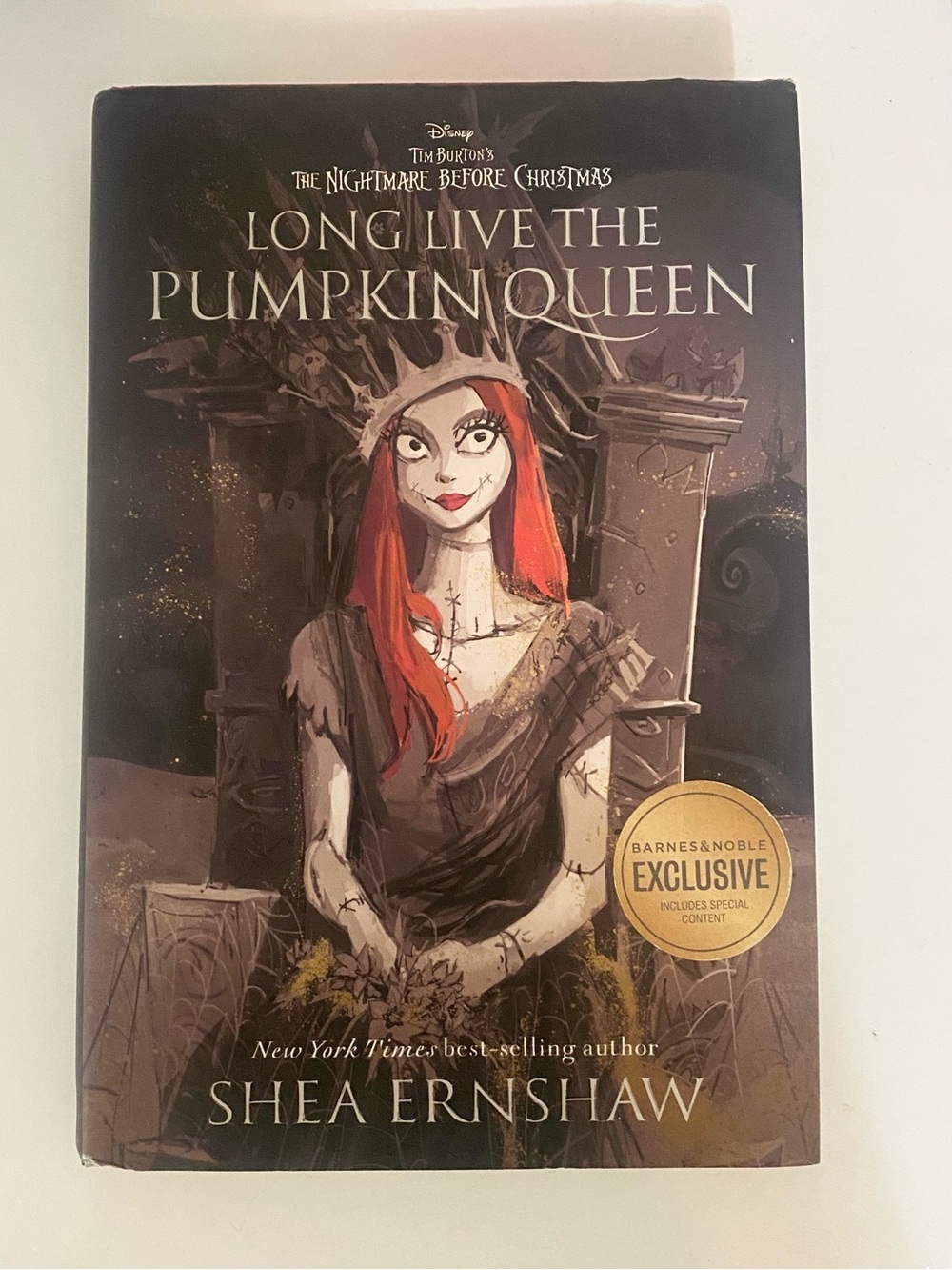 Nightmare Before Christmas - Long Live the Queen Book